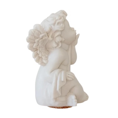 Estátua decorativa branca de anjo sentado com asas detalhadas