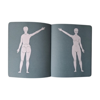 Livro aberto com desenhos de corpos femininos minimalistas em fundo cinza.