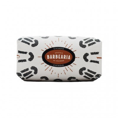 Sabonete em barra com embalagem branca e padrão de bigodes pretos, logótipo oval no centro