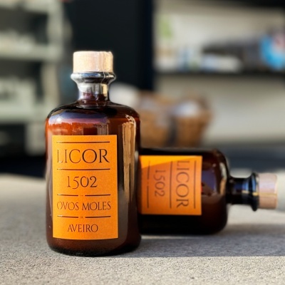 Garrafa de licor com rótulo laranja