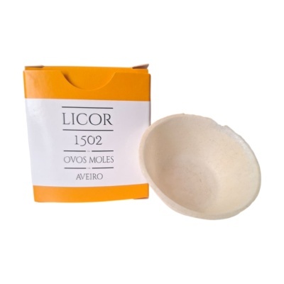 Caixa laranja e branca de ovo mole com recipiente branco poroso ao lado
