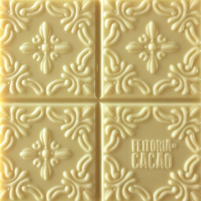 Barra de chocolate branco com padrão em relevo e texto Feitoria Cacao