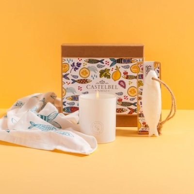 Conjunto de vela, sabonete e pano com estampas de peixes da CASTELBEL PORTO