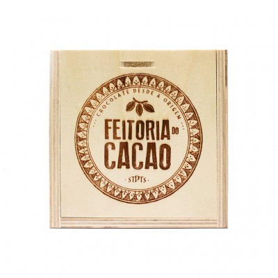 Caixa de madeira clara com selo redondo de chocolate Feitoria do Cacao
