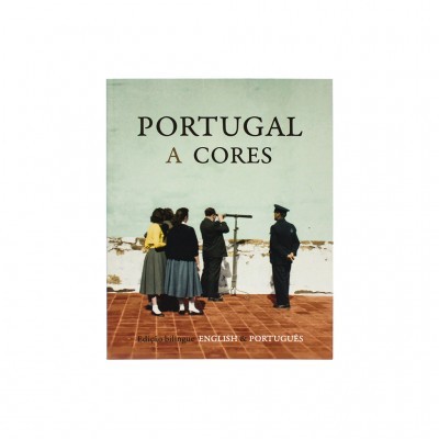 Capa de livro com título PORTUGAL A CORES e pessoas a observar através de dispositivo