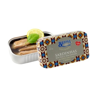Lata de sardinhas Briosa gourmet com design colorido e sardinhas na lata aberta com limão e folha verde