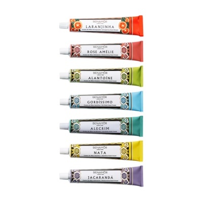 Seis tubos coloridos de creme de mãos Benamôr com diferentes nomes e padrões florais