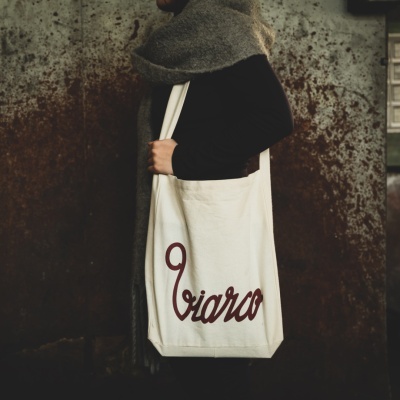 Sacola de tecido branco com palavra Viaro em vermelho