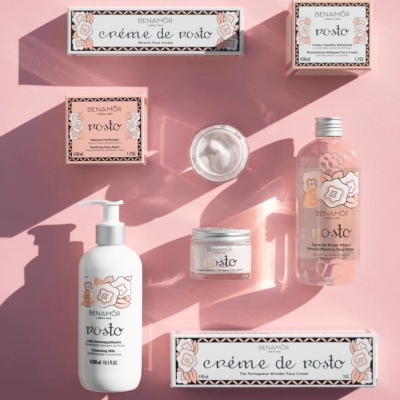 Produtos faciais Benamôr em embalagens rosa e branco com ilustrações florais num fundo rosa.