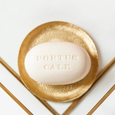 Sabonete branco com texto em prato dourado