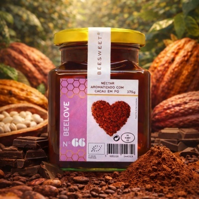 Frasco de néctar aromatizado com cacau em pó com rótulo roxo e dourado, sobre terra com cacau e chocolate