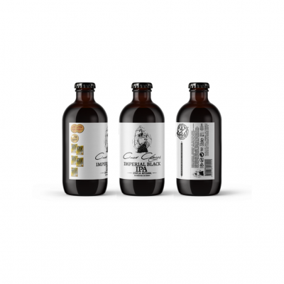 Três garrafas de cerveja Imperial Black IPA com rótulos brancos em vidro castanho