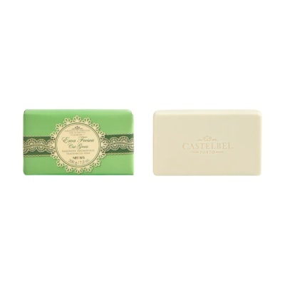 Dois sabonetes aromáticos, um embalado em papel verde com decoração e outro creme com marca CASTELBEL.