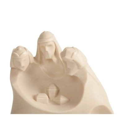 Figurina decorativa branca com três homens e formas geométricas.