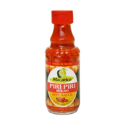 Garrafa de molho picante Piri Piri Maçarico com rótulo colorido e tampa vermelha