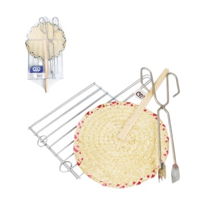 Utensílios de churrasco com grelha metálica e esteira de palha