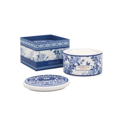 Caixa e recipiente redondo azul e branco com padrão floral e texto PORTER CALE