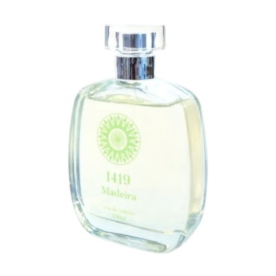 Frasco de perfume 1419 Madeira em vidro transparente com líquido amarelo claro