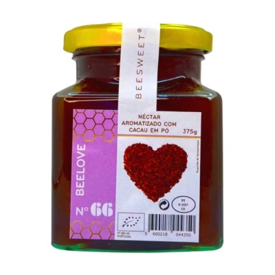 Frasco de vidro com tampa amarela e etiqueta lilás e branca de néctar aromatizado com cacau em pó.