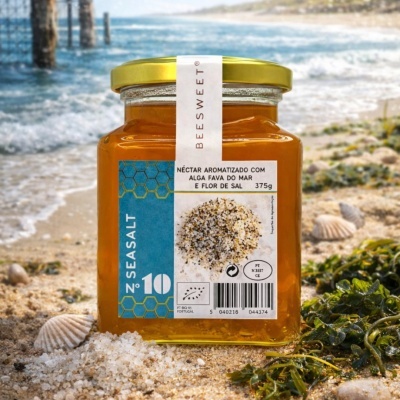 Frasco de néctar aromatizado com alga fava do mar e flor de sal na praia