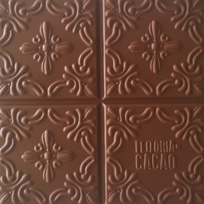 Barra de chocolate decorativa com texto FEITORIA CACAO