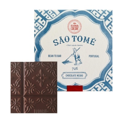 Barra de chocolate negro 72% cacau Feitoria Cacao com embalagem azul e branca decorativa