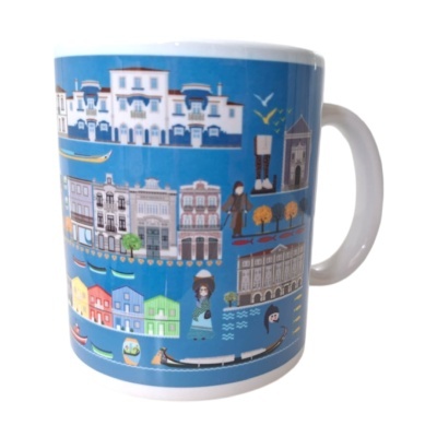 Caneca branca com ilustração colorida de casas, barcos e figuras