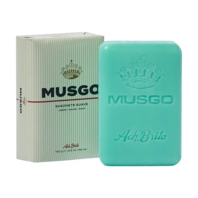 Sabonete azul esmeralda e embalagem verde com textos MUSGO analítica.