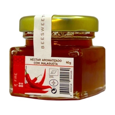 Frasco de vidro com tampa dourada e etiqueta de néctar aromatizado com malagueta