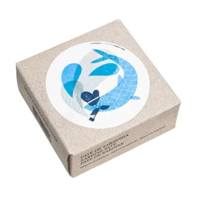 Embalagem de paté de sardinha em papel reciclado bege com ilustração azul de sardinha e texto na lateral