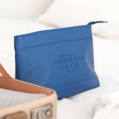 Bolsa bolso azul de couro com fecho e texto PORTUGALE sobre superfície branca