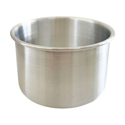 Recipiente cilíndrico metálico prateado aberto