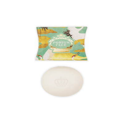 Sabonete branco oval com coroa e embalagem decorativa colorida com texto PORTUS CALE