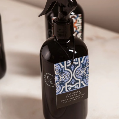 Frasco preto spray com etiqueta decorativa azul e branca