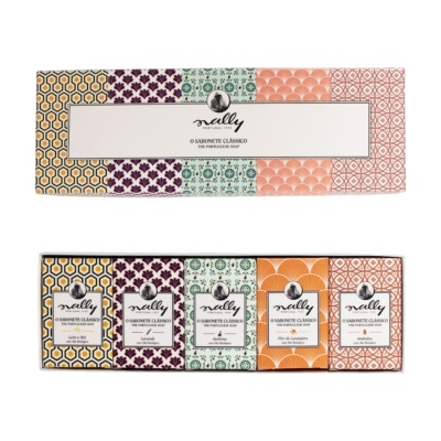 Conjunto de cinco sabonetes Nally com embalagens coloridas e padrões geométricos