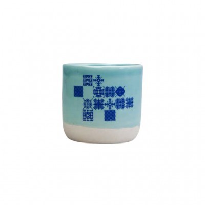 Vaso cerâmico azul claro com padrão geométrico azul