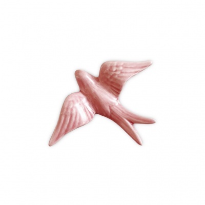 Pássaro decorativo de cerâmica rosa com asas detalhadas