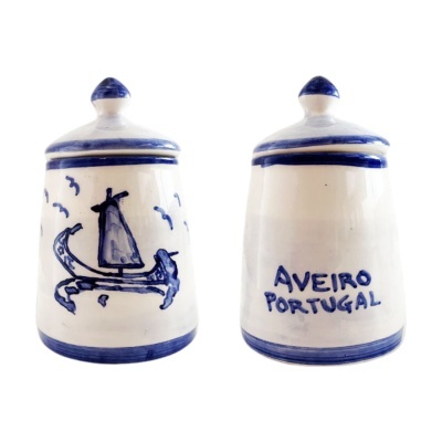 Frascos de cerâmica branca e azul com desenho de barco e texto Aveiro Portugal.