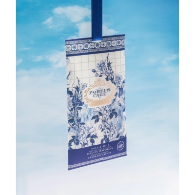 Saqueta perfumada floral azul e branca Portus Cale com fita azul para pendurar