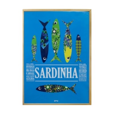 Poster azul com sardinhas estilizadas coloridas e título SARDINHA em branco