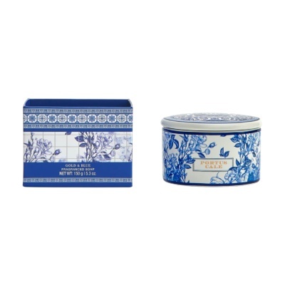 Sabonete em embalagem azul e branca com padrão floral e texto visível