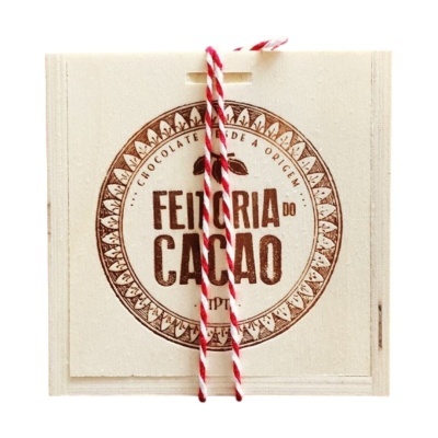 Caixa de madeira com logo FEITORIA DO CACAO e cordão vermelho e branco
