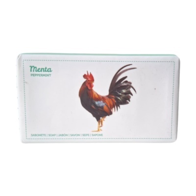 Embalagem branca de sabonete com texto verde e imagem de galo