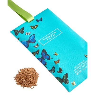 Saco perfumado azul com borboletas e grânulos castanhos