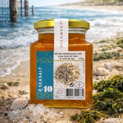 Frasco de néctar aromatizado com alga fava do mar e flor de sal na praia