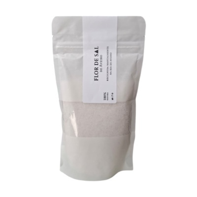 Saco branco plastico com flor de sal e etiqueta branca com texto
