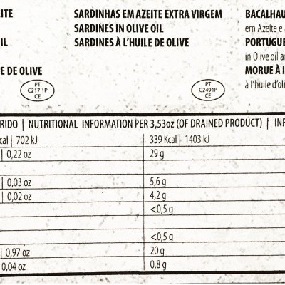 Tabela nutricional multilíngue de produtos alimentares com valores por 100g