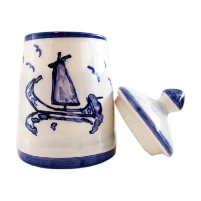 Recipiente cerâmico branco com desenhos azuis de barco e gaivotas, com tampa ao lado.