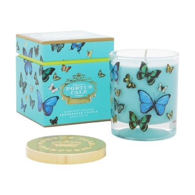 Vela perfumada azul com borboletas em copo de vidro, tampa dourada e caixa azul decorada com borboletas.
