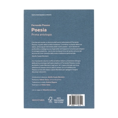 Livro azul com texto na contracapa em italiano e código de barras.